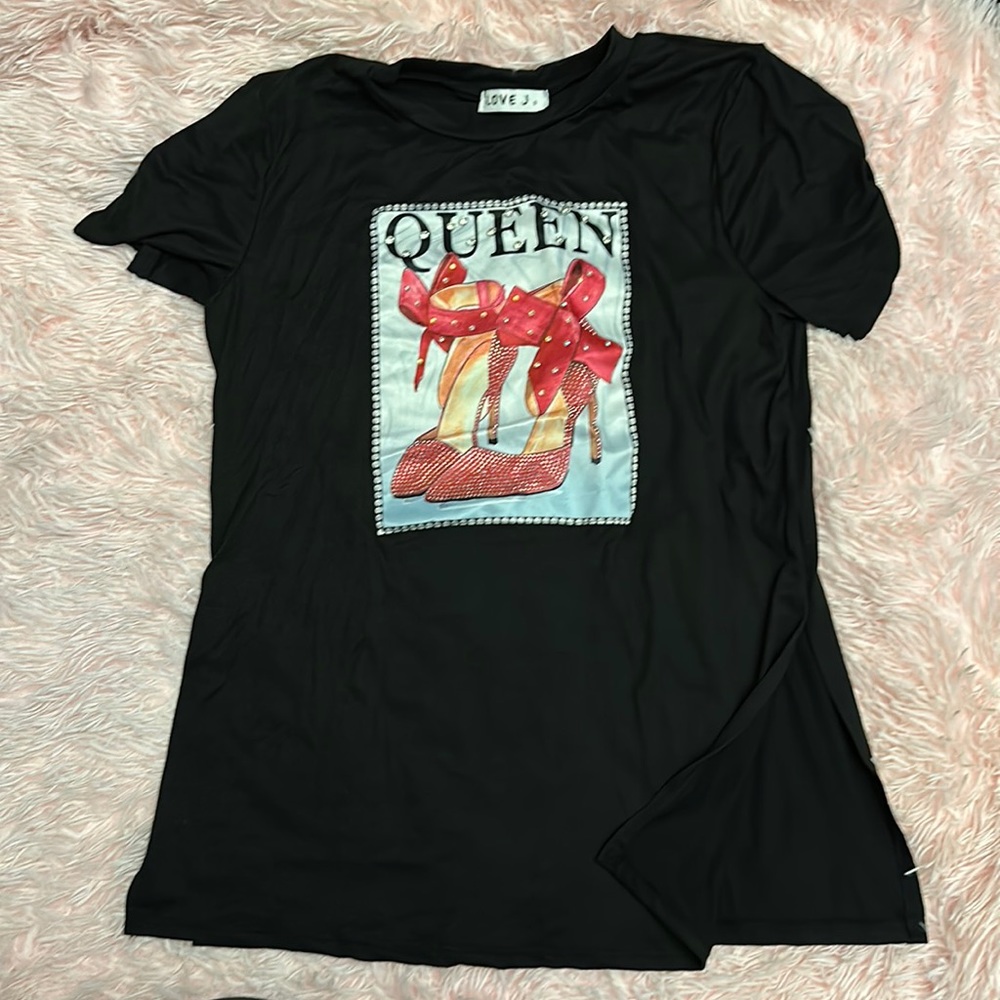 Rhinestone “Queen” tshirt featuring side splits and rhinestone heels.